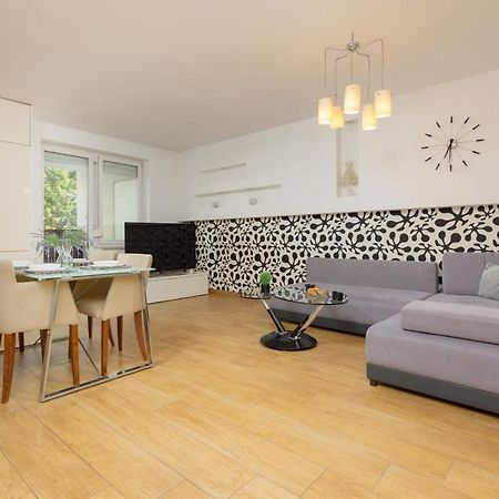 Metro Targowek Spacious Apartment With Parking By Noclegi Renters Varsovie Extérieur photo