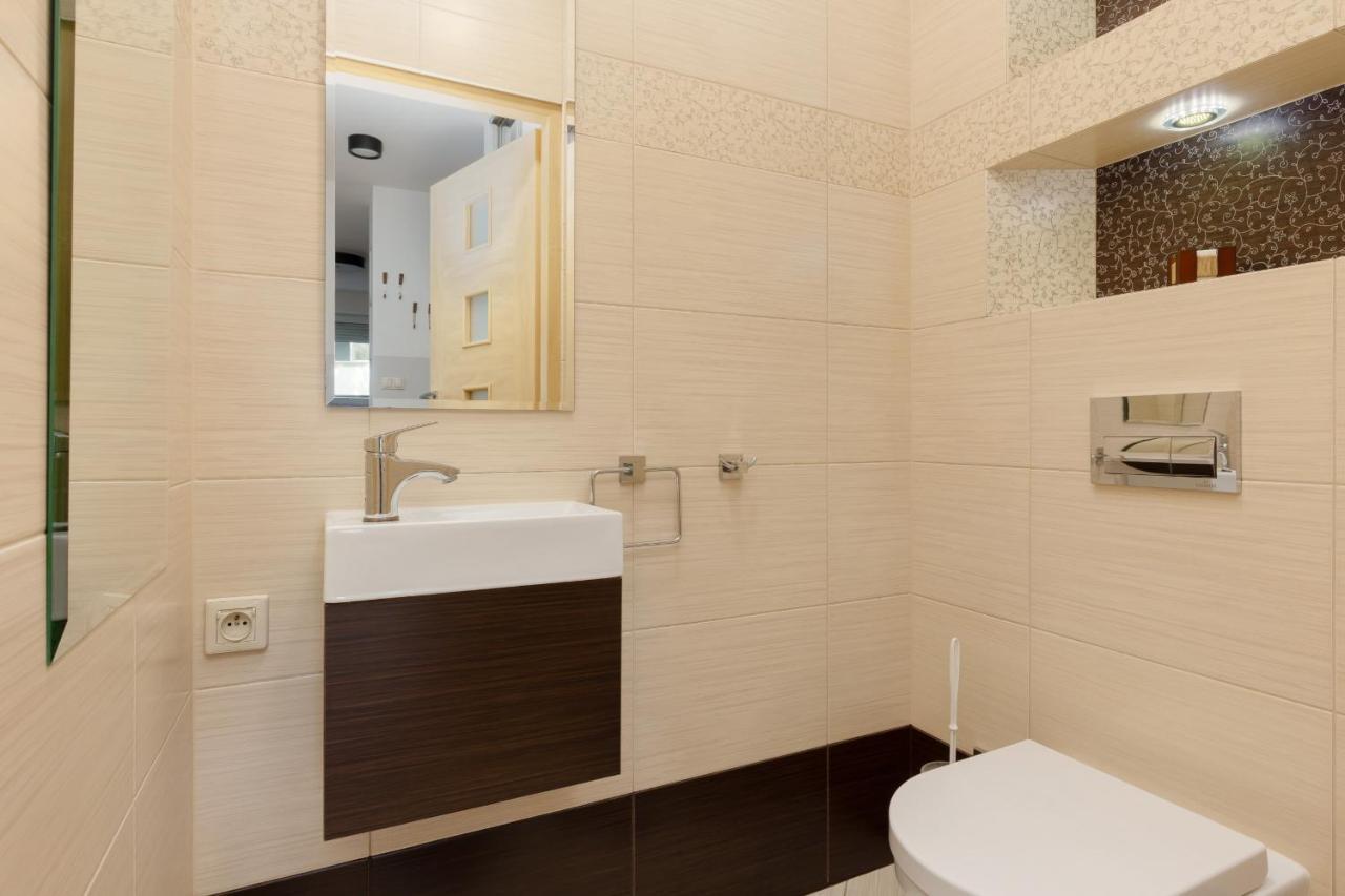 Metro Targowek Spacious Apartment With Parking By Noclegi Renters Varsovie Extérieur photo
