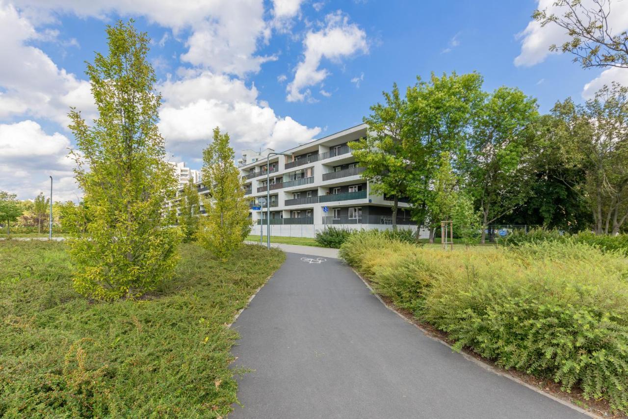 Metro Targowek Spacious Apartment With Parking By Noclegi Renters Varsovie Extérieur photo