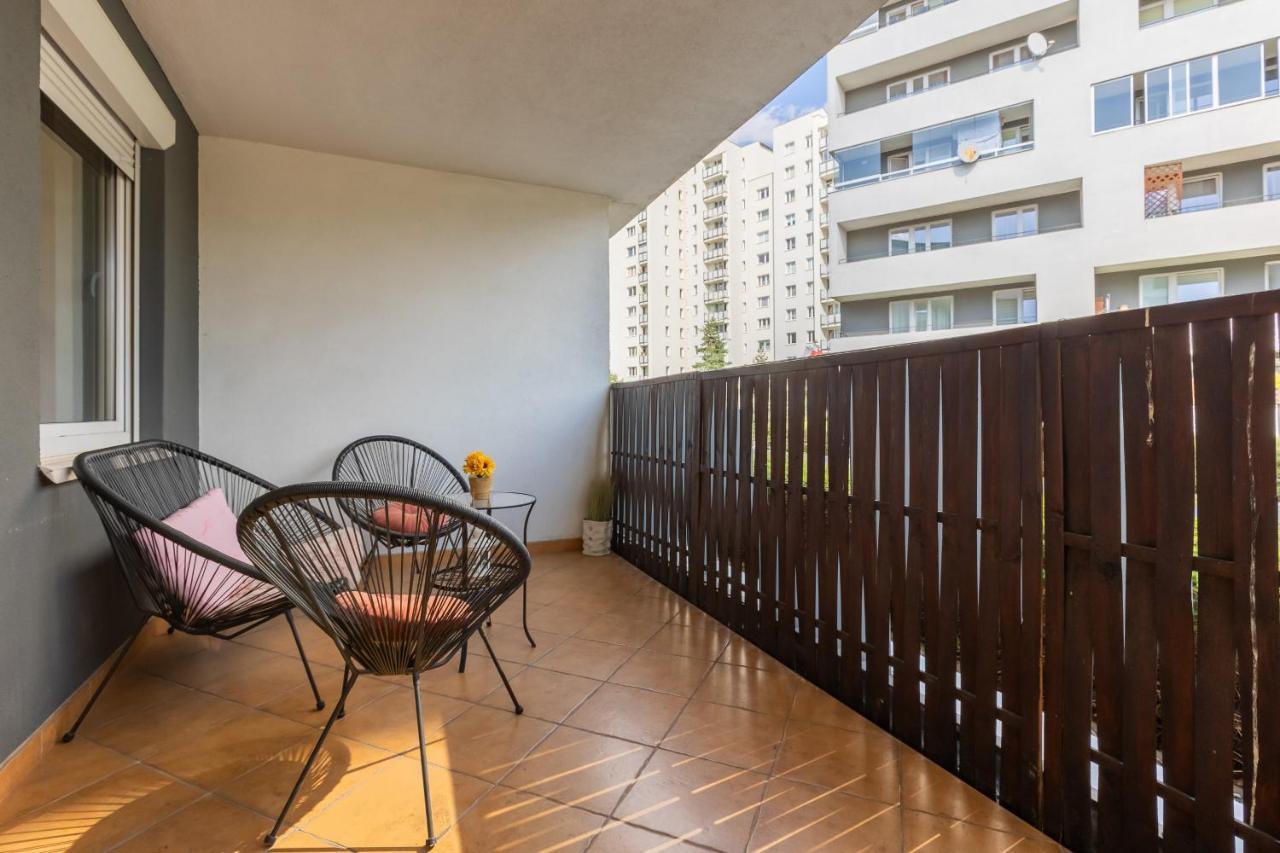 Metro Targowek Spacious Apartment With Parking By Noclegi Renters Varsovie Extérieur photo