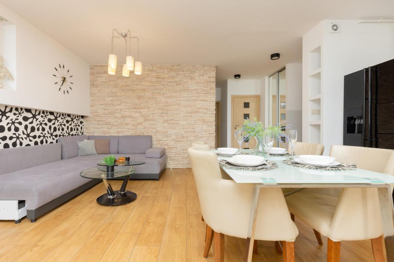 Metro Targowek Spacious Apartment With Parking By Noclegi Renters Varsovie Extérieur photo