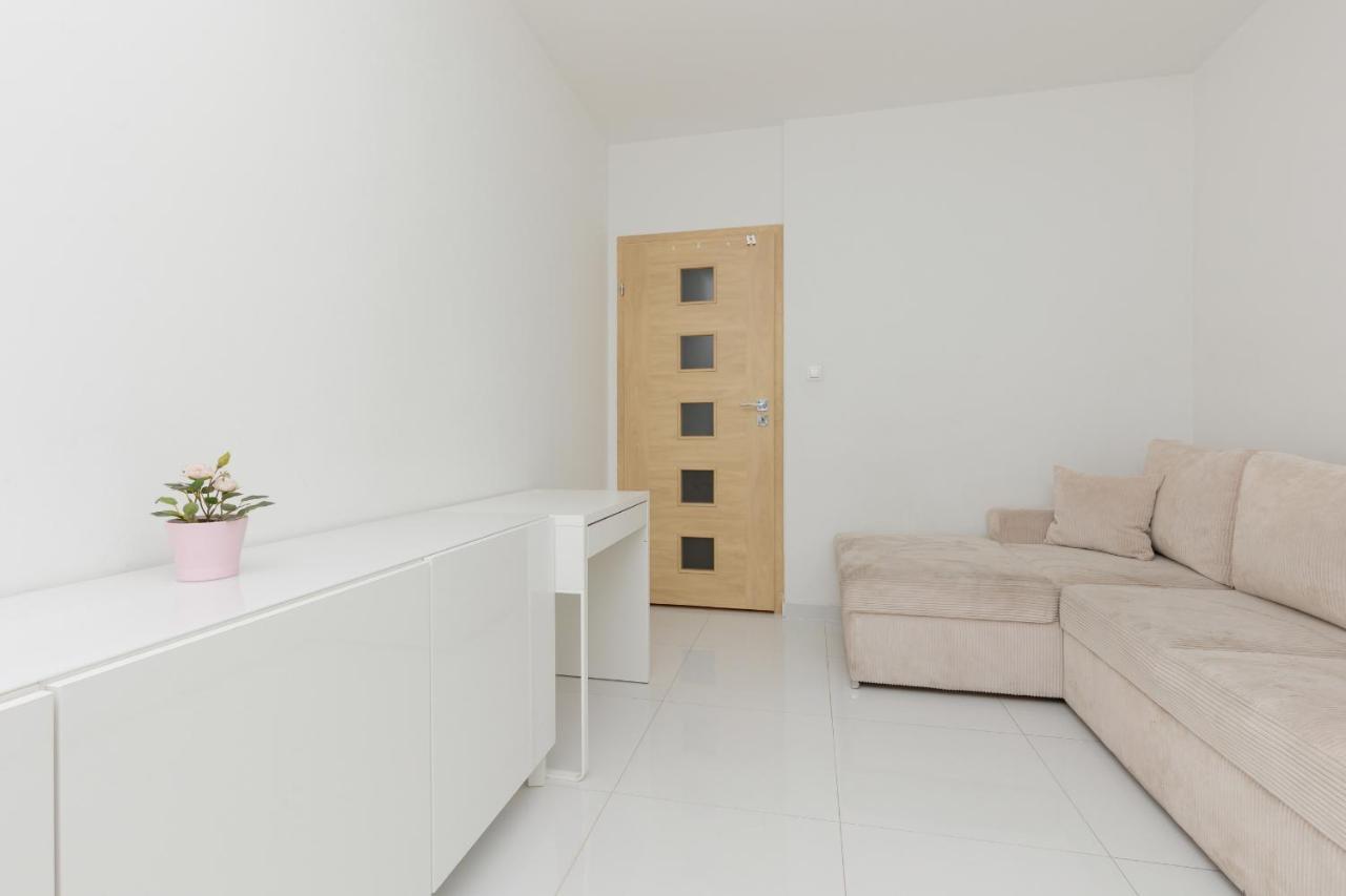 Metro Targowek Spacious Apartment With Parking By Noclegi Renters Varsovie Extérieur photo
