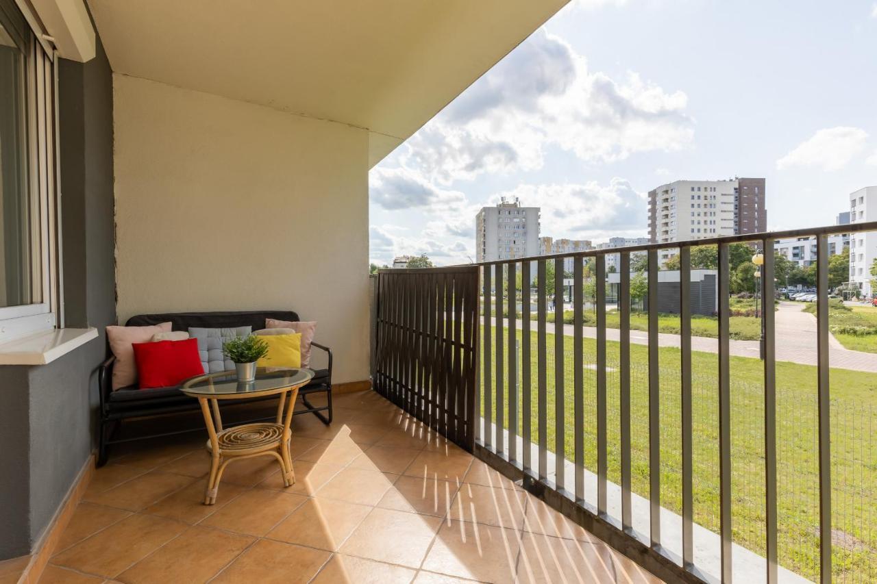 Metro Targowek Spacious Apartment With Parking By Noclegi Renters Varsovie Extérieur photo