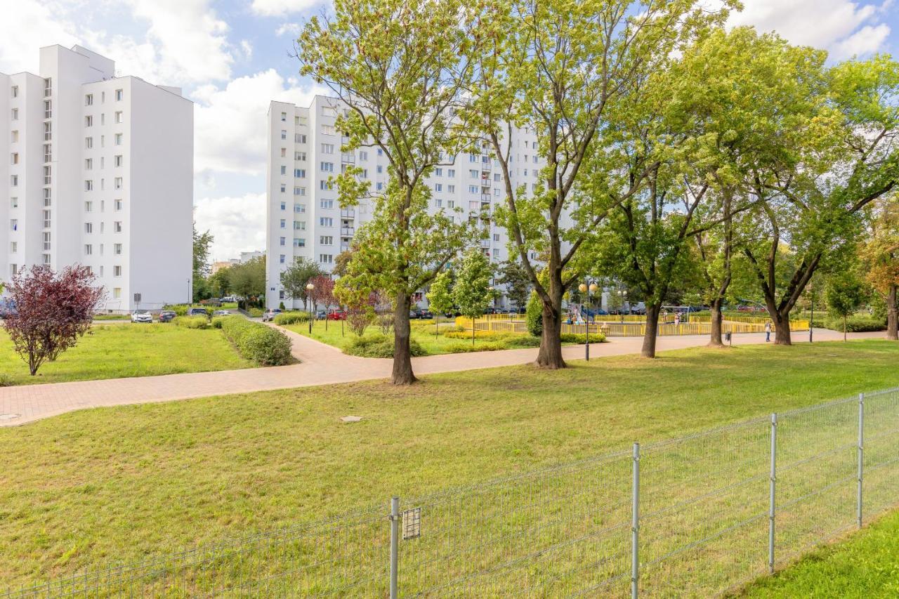 Metro Targowek Spacious Apartment With Parking By Noclegi Renters Varsovie Extérieur photo