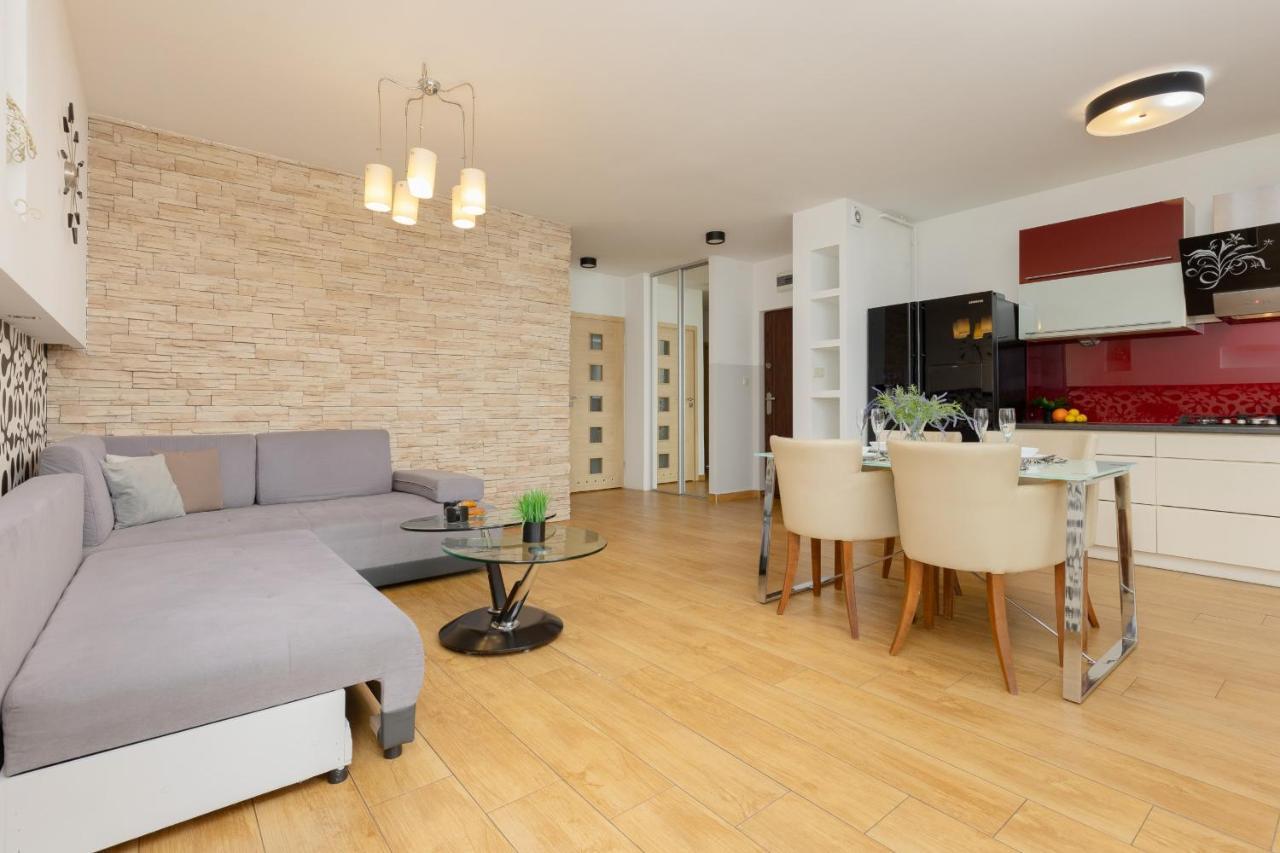 Metro Targowek Spacious Apartment With Parking By Noclegi Renters Varsovie Extérieur photo