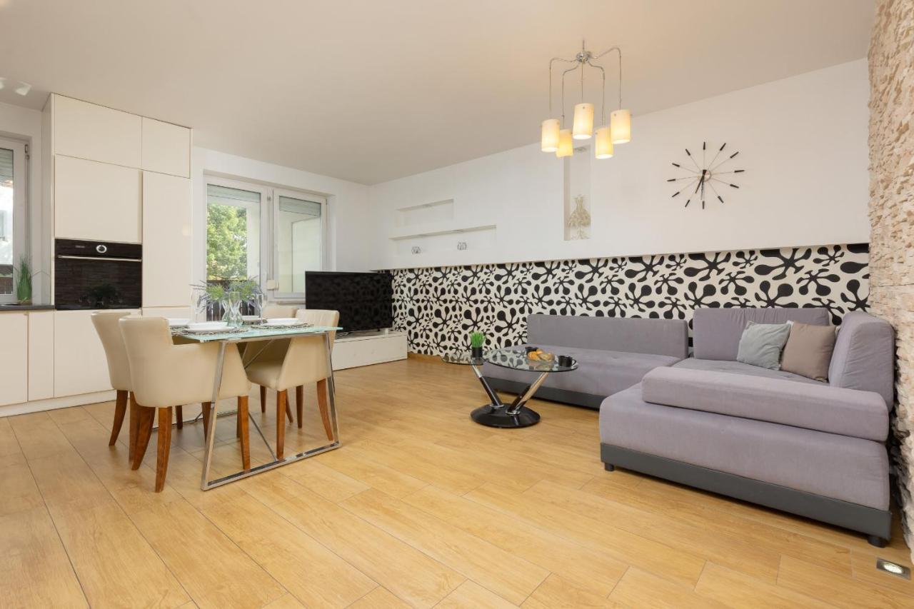 Metro Targowek Spacious Apartment With Parking By Noclegi Renters Varsovie Extérieur photo