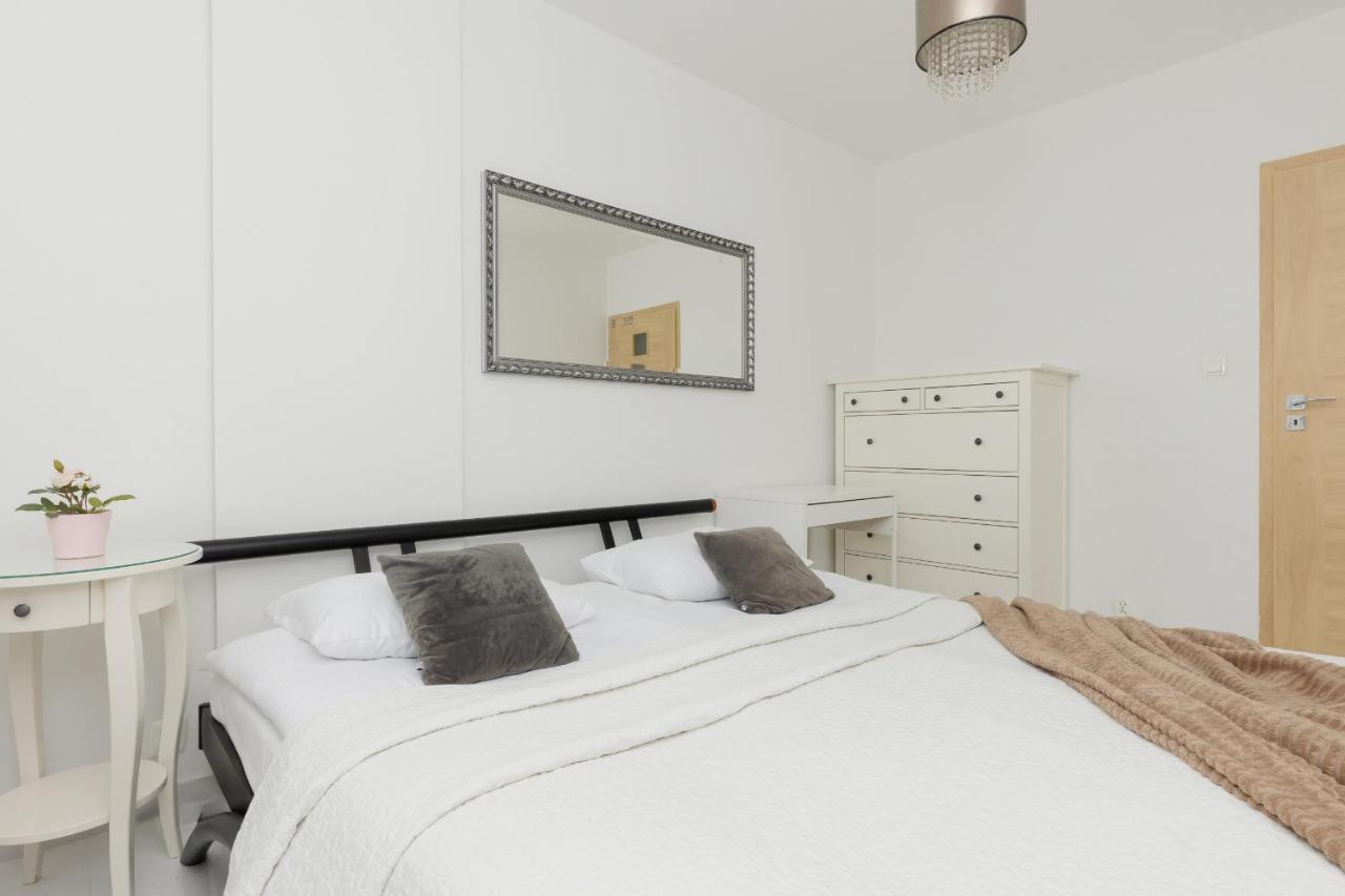 Metro Targowek Spacious Apartment With Parking By Noclegi Renters Varsovie Extérieur photo